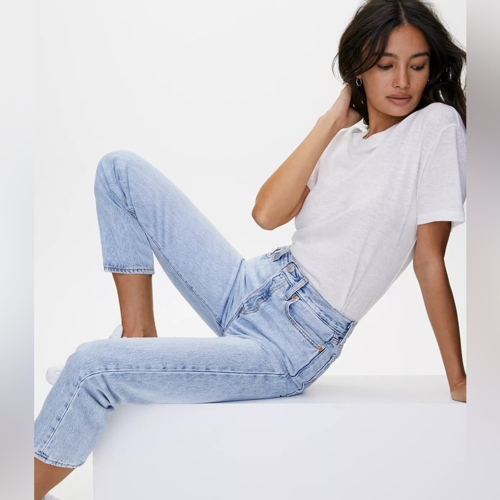 Levi’s Premium Wedgie Straight Light Wash Denim Size 26
